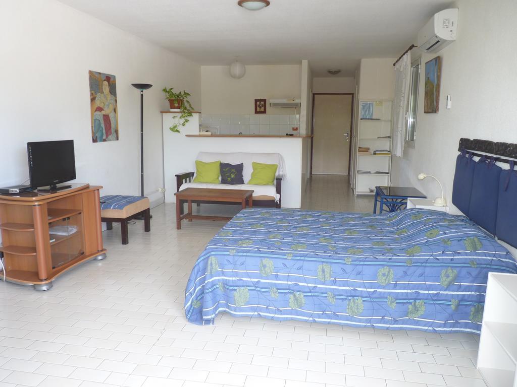 Au Meuble Des Roches Apartment Saint-Gilles Les Bains Exterior photo