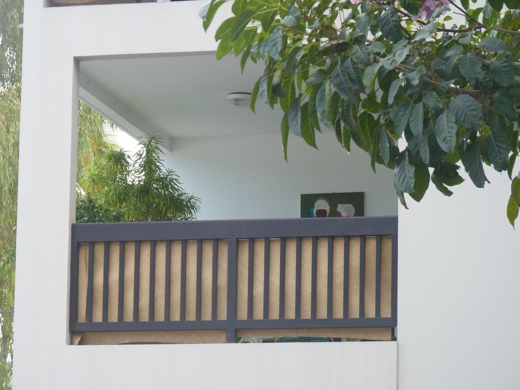 Au Meuble Des Roches Apartment Saint-Gilles Les Bains Exterior photo